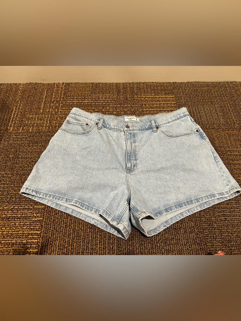 Abercrombie & Fitch Curve Love 4” High Rise Mom Short